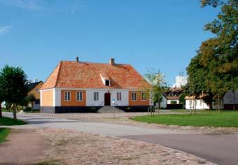 Midsommardagen På midsommardagen den 24 juni inbjuds till friluftsgudstjänst vid minneslunden i Välluv klockan 14. Anna Keller medverkar med sommarsånger.