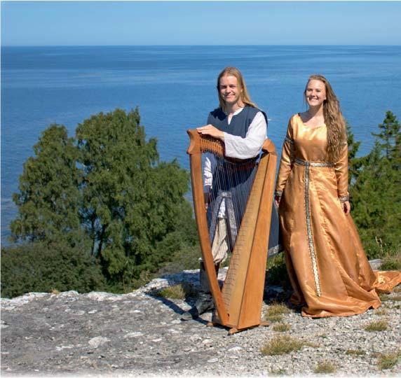 2017 Hillewi Elgstrand och Oscar Jacobsson bjuder på sommarmusik med keltisk harpa och sång.