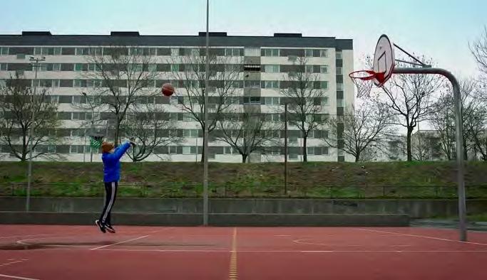 02:33 STORIES Basket som gör skillnad Jonas Morin har sikte på att få hundra barn och ungdomar i Stockholmsförorten Vårby att spela basket.
