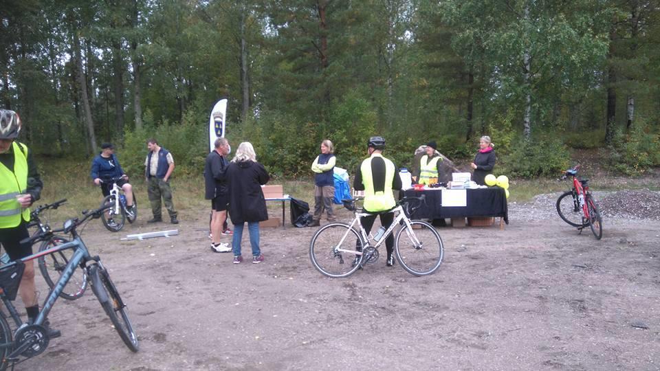 10 September Idag har Hofors-Torsåkers Bilkår pratat trafiksäkerhet vid målgången av cykelaktiviteten Pråmledstrampet.