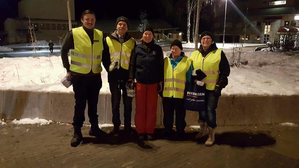 6 December Ikväll har ett glatt gäng Bilkårister varit nere på Tomtekväll i Hofors och delat ut reflexer.