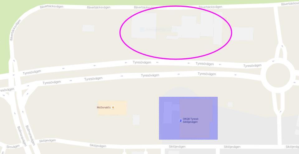 (bild från Trafikverkets vägdatabas) På andra sidan Tyresövägen (sett från aktuella fastigheter) finns en drivmedelsstation (OKQ8), se Figur 5. Figur 5 OKQ8 markerad i blått.