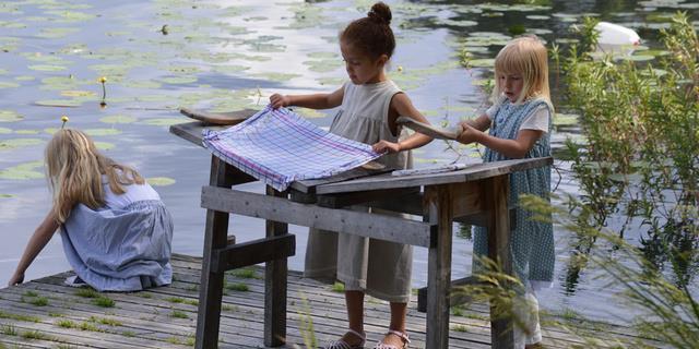 Istället är det Anna Svärd, gårdfarihandlerskan, som i den lilla gråa stugan får ta upp kampen mot Thea. Gammelvala den gamla världens vecka.