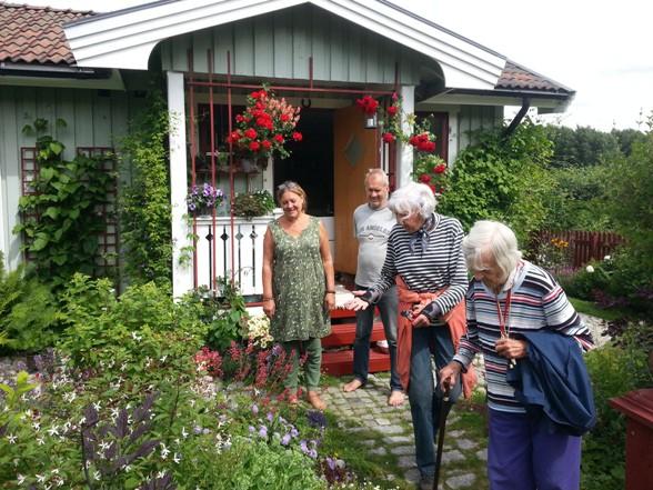 Linda och Kjells blomsterprakt på lott 70 Eva och Toms, lott 73, här med besökarna från Schweiz som överraskades av trädgårdens edelweiss.
