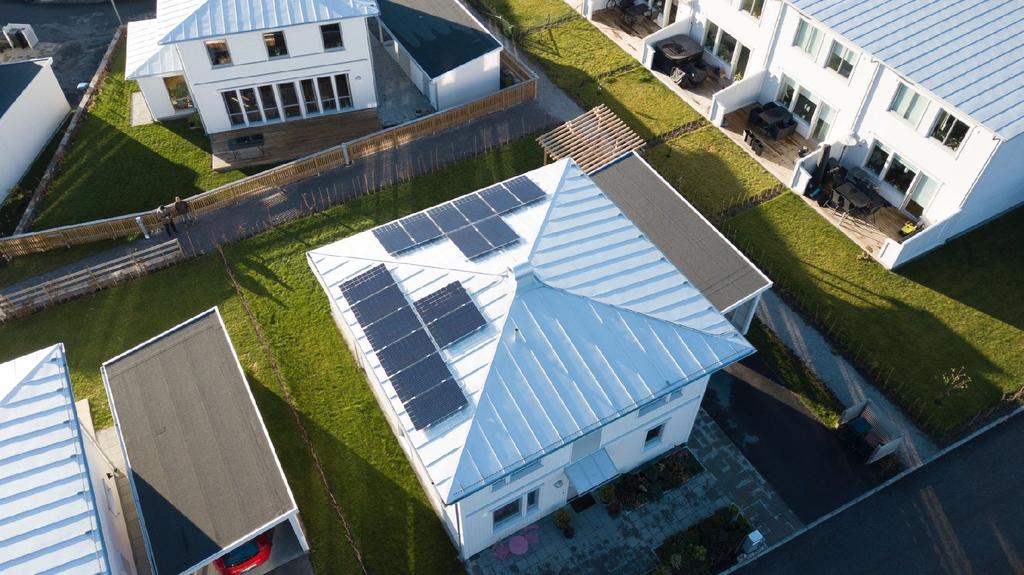 SOLCELLER - TAKARBETEN SAMMA LEVERANTÖR MgAlpha AB är ett byggbolag med bred kompetens inom energieffektivisering för småhus, takbyggnationer samt solceller.