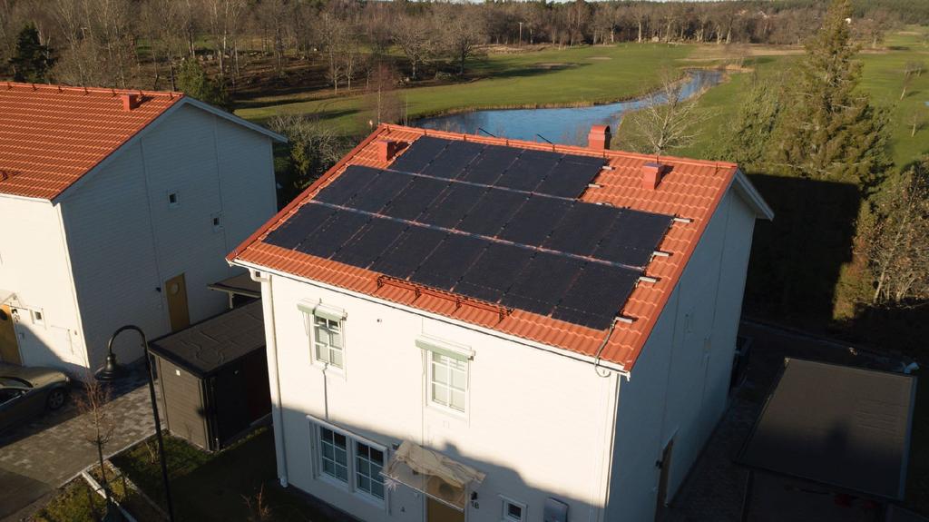 Solceller glas-glas på betongpannor.