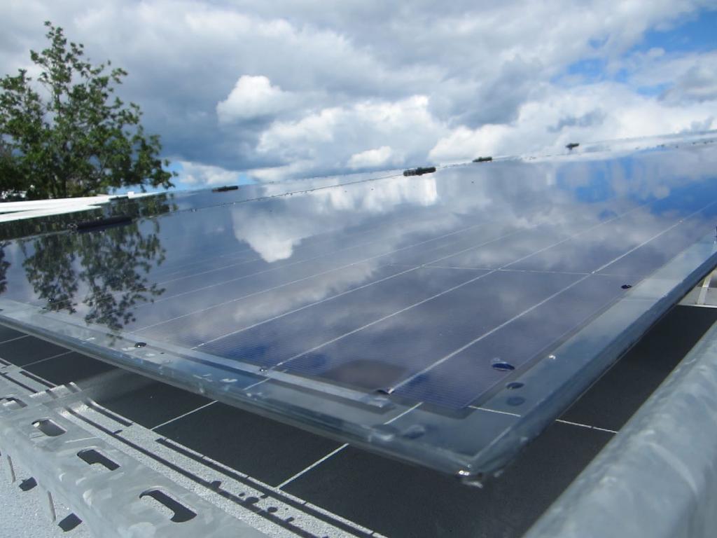 RAMFRIA GLASPANELER Där garanterar vi 90% av installerad effekt efter 30 år. Till skillnad från standard paneler där oftast garanteras 80% efter 25 år. Ramfri glaspanel Produktgaranti på 30 år.