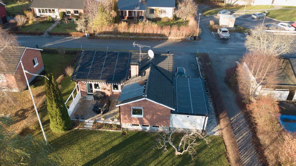 Solceller glas-glas på betongpannor. Montagetid ca 1,5 dag 6kW VARFÖR SOLCELLER Solenergi, alltid en säker investering för miljön och plånboken.