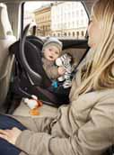 Större barn som vuxit ur barnstolen är tryggast när de sitter på varsin bälteskudde och är fastspända med bilens säkerhetsbälte.