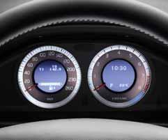 De intuitiva kontrollerna för bilens infotainment- och klimatsystem är inom bekvämt räckhåll i den svävande mittkonsolen.