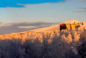 KIRUNA KOMMUN Folkmängd: 22 969 inv Längst upp i norr ligger Kiruna som Sveriges nordligaste utpost. Här finns ytterligheterna samlade på många sätt. Kommunen är landets största till ytan.