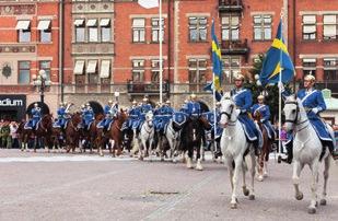 se Foto: Olov Wimark Historien om en soldat En soldat på väg hem från kriget möter Djävulen och gör en ödesdiger byteshandel, vilket ställer allt i hans liv på sin spets.