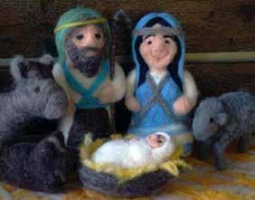 Hjärtnos Jul - en julsaga I en kaninhåla under en stor tall på Borgbacken bor kaninen Hjärtnos. Hon heter så för att hennes nos är alldeles röd och formad som ett hjärta.