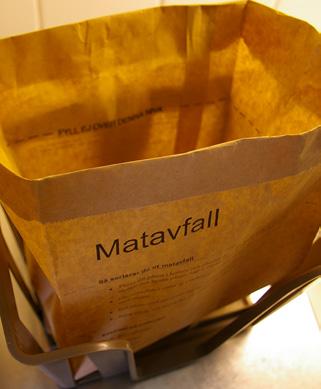 Detta är matavfall Några exempel på matavfall Matrester Grönsaksblast Fruktskal Äggskal Snittblommor Ost Pasta, ris och potatis Hushållspapper Te- och kaffesump Kött-, fågel- och fiskrens Endast den