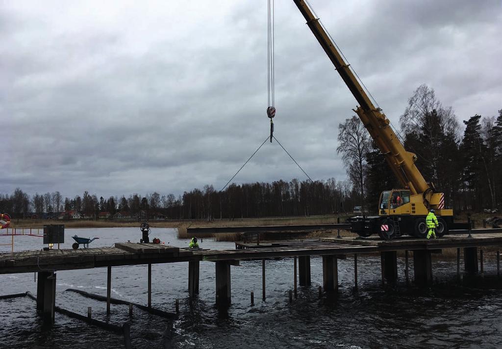Entreprenören Segermo/NRC Group har anlagt två pålbryggor tvärs över sundet på vardera sidan av dammläget.