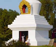 17 Stupan Ett tibetanskt fredsmonument norr om Fellingsbro, ett exotiskt smycke i det gamla bygdelandskapet.