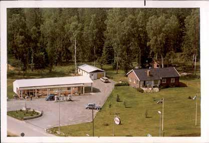 ANNONSSIDA Firma Erland Carlssons speceri i Brandstorp i Västergötland med Essomack. Norrmannebo i Romelanda församling i Västergötland med kapellet. Båda bilderna är tagna i början av 1970-talet.
