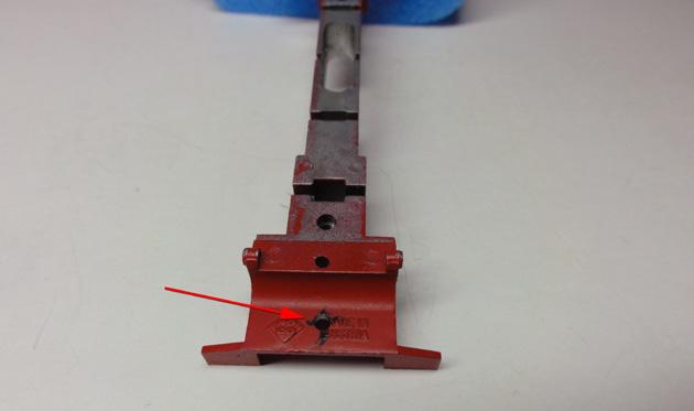 Observera att det även skall tas upp ett 2 mm:s hål i chassiets bakre del så att en M2-mässingsskruv kan monteras