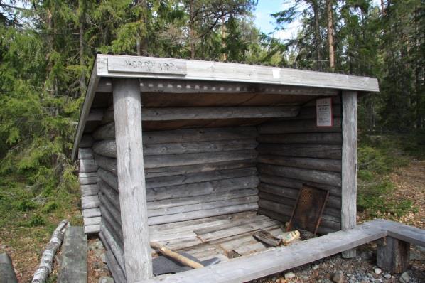 Via Lövviksbron går leden vidare över Svartnorasundet till Svartnoranäset där leden viker av in i skogen.