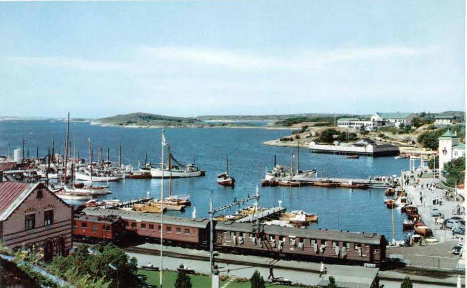 Sovvagn iordningsställs på Strömstads station för återresa till Stockholm i mitten av 1950-talet. Loket till vänster är ett SJ littera Bs. Foto från Sveriges Järnvägsmuseum, Samlingsportalen Jvm.