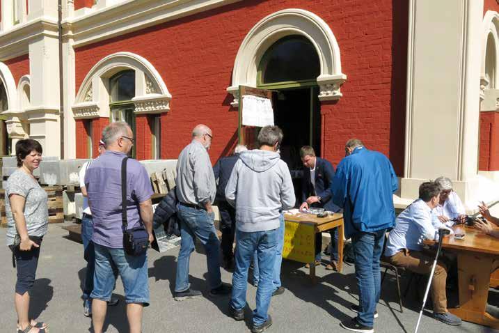 Intresset var stort vid invigningen av modelljärnvägen i Kornsjø. Invigning på Kornsjø Smaalensbanen: www.smaalensbanen.no Föreningens ordförande Morten Chr. Stegard med gratulationsblommor.