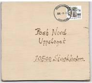 Roligt och ovanligt kort Jag hjälper till med att klippa frimärken från vykortslösningar till sudoku, som skickats in till Postens Reklamblad Uppslaget. Det rör sig om säckvis med svarskort.