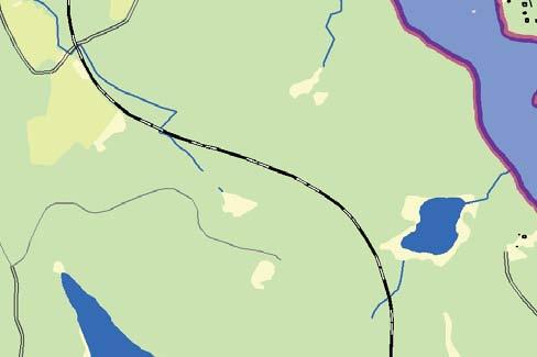 Flera strandskyddsområden berörs. I norr berörs ett våtmarksområde kring Abborrtjärnen på västra sidan. Där finns också sumpskogar och nyckelbiotoper med naturvärden kring banan.