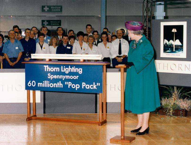 Drottning Elizabeth II besöker Thorns Spennymoor-fabrik för att se