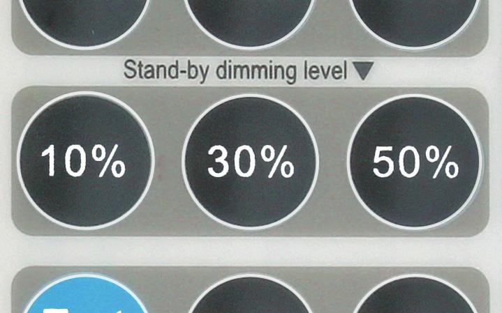 Detta måste göras manuellt, det finns ingen klocka eller kalenderfunktion. Standbydimningsnivå Standbydimningsnivån anger ljusstyrkan under standbyperioden.