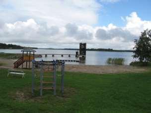 stranden avgränsas av en stenpir/brygga som går ut till hopptornet. I närheten av stenpiren fanns under badsäsongen 2010 små mängder av ålnate och grönalger.