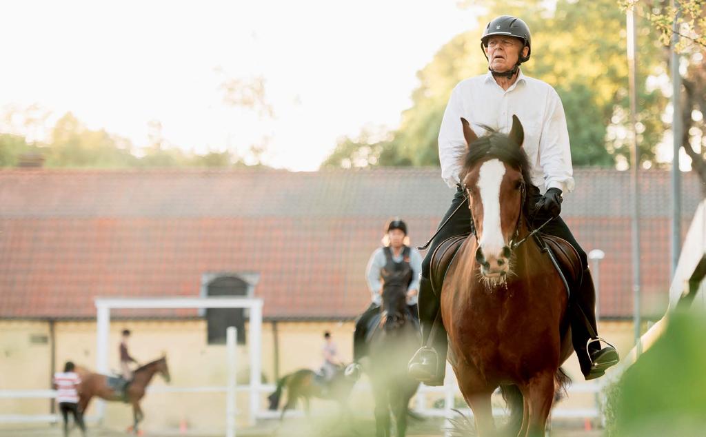 Foto: Mikael Sjöberg Foto: Mikael Sjöberg Alla problem försvinner på hästryggen Två gånger i veckan rider Styrbjörn, 89, på Hufvudsta ridskola utanför Stockholm och han har inga planer på att sluta.