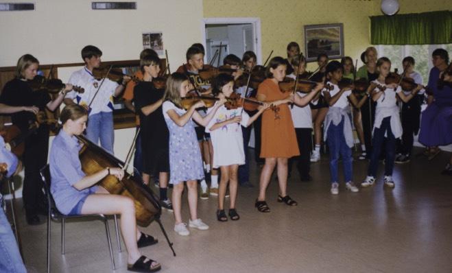 2. Folkmusiklägret 30 år! En ledare berätttar Lördagen den 21 oktober åkte jag från Linköping genom ett vackert höstlandskap till vandrarhemmet Solviken vid Sommen en bit söder om Tranås.