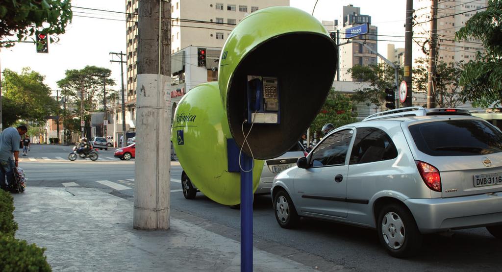 Inkluderende design Noget man som europæer hurtigt bemærker, når man går rundt i São Paulo eller andre brasilianske byer er, at der stadig findes masser af telefonbokse.