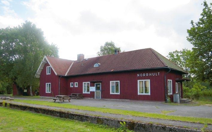 Den bäst bevarade stationsmiljön i Glasriket finns i Orrefors. Delar av stationsmiljöer finns också bevarade i bland annat Kosta, Målerås och Skruv.