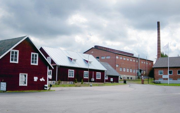 Här målades dekorer på lampglas och andra produkter. Sedan brändes färgen fast i speciella brännugnar.