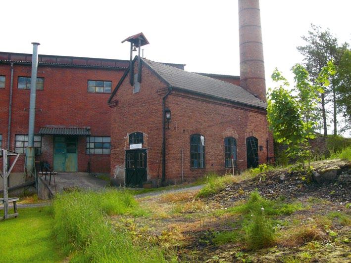 Gamla hyttan. I förgrunden den gamla smedjan och därbakom hyttan från 1966 med ingången till mängkammaren. 5. Gamla smedjan Förr hade alla glasbruk tillgång till egen smedja eller verkstad.