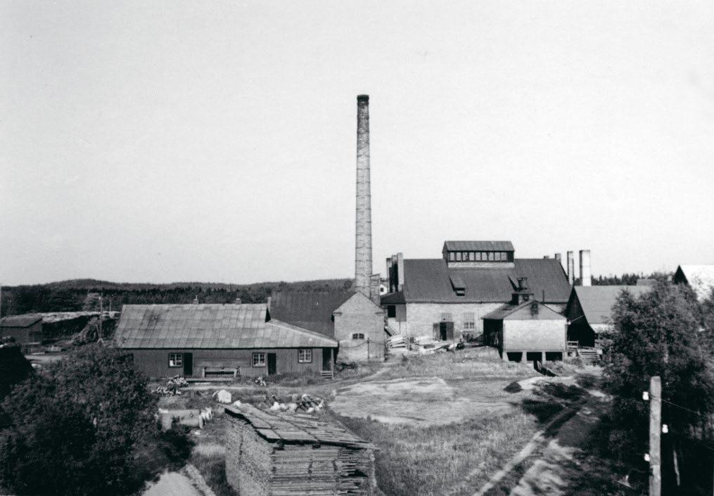 Smedjan i Rosdala byggdes med bärande massiva tegelväggar samtidigt som förra hyttan uppfördes år 1900. Då Rosdala glasbruk lades ner 2001 installerades en liten glasugn i den gamla smedjan.