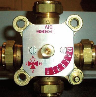 Bivalent shunt och shuntmotor (tillbehör till system 10) En bivalent shunt skall alltid användas till då system 10 är valt. F Röranslutning 1 Från tanken som värms av värmepumpen. 2 Från pannan.