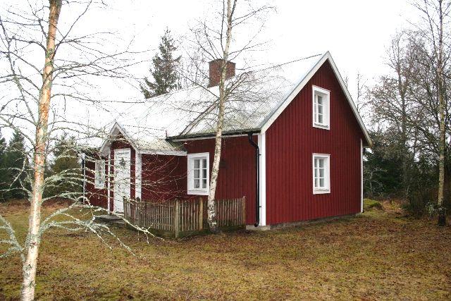 Skogsskifte med jaktstuga Skogsskifte i Moen, 7 km norr om Liatorp. Totalt ca 13 ha mark varav skog ca 10 ha och impediment ca 2 ha. Bedömt virkesförråd ca 850 m3sk. Jaktstuga med 3 rum och kök.