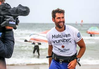 På bilden Vincent Langer som lyckades knipa titeln Formula Windsurfing världsmästare 2017 på första tävlingen för säsongen på tyska Sylt. Passande då han är ambassadör för Volkswagen Transportbilar.