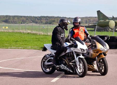 Vi jobbar både politiskt med vidareutbildning för att skapa en säkrare trafikmiljö för oss motorcyklister. Jag håller även på med tävlingsledning inom motorsport.