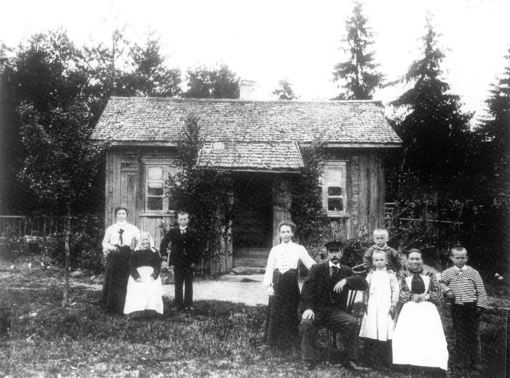 Torpet Skogen Torpet Skogen, L:a Bräcke 1902. Fr. v. : Lisa (oidentifierad), Britta Andersdotter (Anna-Kajsas mor, f.1823), och Oskar. Sittande t. h. Jan-Herman och Anna-Kajsa.