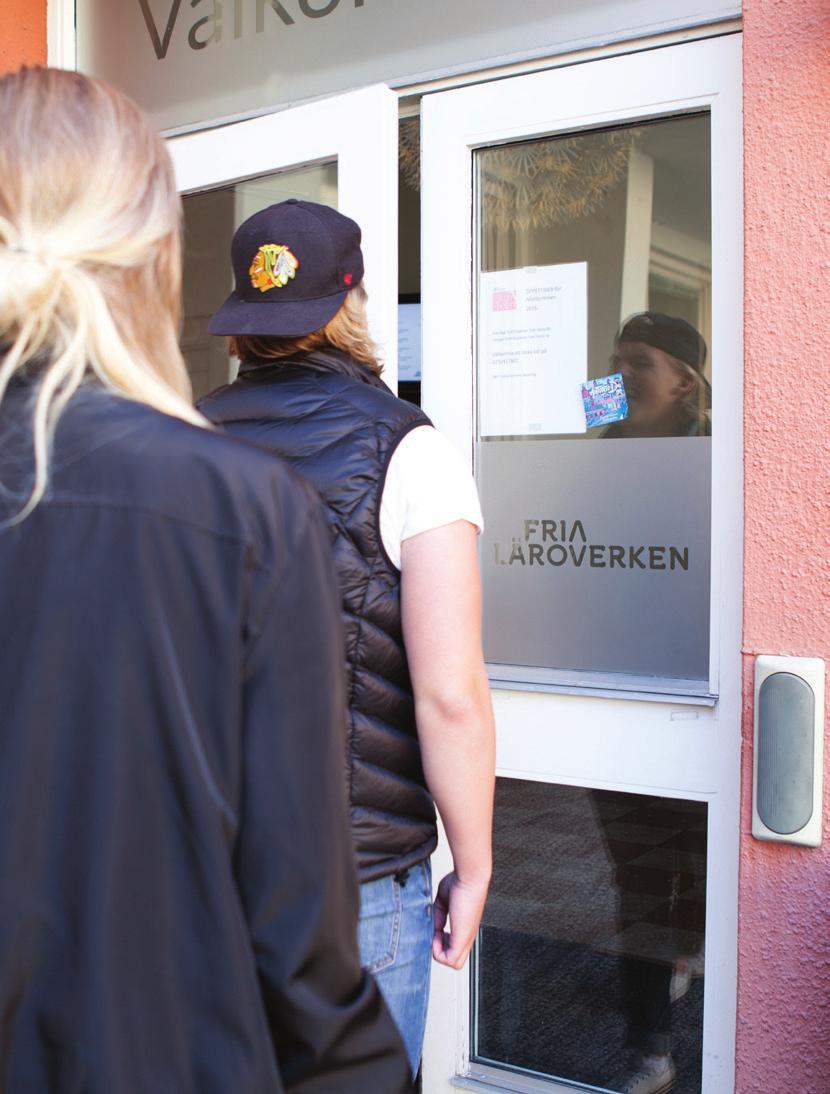 103 ANTAL ELEVER 6 PROGRAM MED 6 INRIKTNINGAR 15 ANTAL LÄRARE SKOLAN.