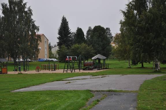 10. Parkområde mot järnväg och Hedenbrovägen Fin park som kan utnyttjas för lek och fria aktiviteter.