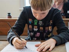 tidigare i domkyrkan. Du får träffa en kyrkohistorisk person och skapa något som du får ta hem som minne. En aktivitet för människor från 7 år och uppåt.