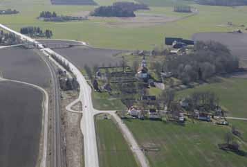 Andra orienteringselement är det centrala gatunätet i rutnätssystem, de breda och trädplanterade Promenaderna samt Motala ström.