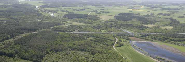 Riktningen på landskapet och dalgångarna går i nordväst-sydost, vilket innebär att Ostlänkens samtliga utredningskorridorer går tvärs landskapet.