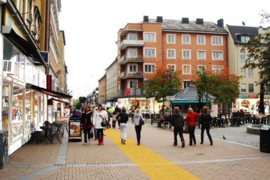 attraktivitet -Drottninggatan och Hamngatan har trots sina strategiska lägen i staden, glest mellan