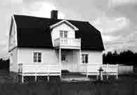 Förr i tiden - sockenvandring - del 2 forts. Vid Myrvälder 1:43 som är huset närmast väg 148 bodde från 1923 till 1962 familjen David och Anna Eliasson med barnen Sten, Bengt och Åke.