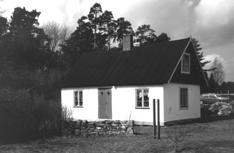 På 30-talet bodde Karl och Augusta Pettersson med sonen Karl-Gustav i nästa hus (nedan), Myrvälder 1:83, tillsammans med Augustas far, som hette Oskar Engström, och Augustas dotter Märta